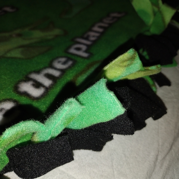 Hand made tasseled blanket - Picture 4 of 5